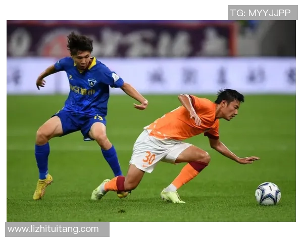 南京足球队在城市联赛中以63分稳居榜首展现强劲实力